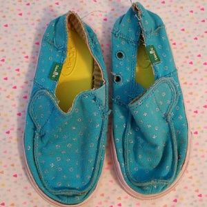 Little girls Sanuks.